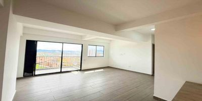 Codigo 29044. Apartamento en venta ubicado en Rionegro sector Fontibon Características:• Área: 55 m²• 2 habitaciones (principal con vestier, auxiliar con clóset)• 2 baños• Sala–comedor amplia• Cocina abierta e integral con fogón en isla, cubierta a gas y campana extractora• Mesón en quarztone• Zona de ropas independiente• Balcón con vista panorámica• Parqueadero cubierto en la misma torre• Piso: 6• Estrato: 4• Estado: nuevo, con acabados modernos• Ascensores: 2 por torreDescripción:Vive en el nuevo y moderno ubicado en el sector Fontibón de Rionegro, una zona de alta valorización y excelente conectividad.Este apartamento de 55 m² combina diseño contemporáneo, funcionalidad y una vista espectacular hacia el paisaje natural del oriente antioqueño.Su distribución es ideal para quienes buscan comodidad y estilo: cocina abierta con mesón en quarztone, sala–comedor integrada al balcón y dos habitaciones con excelente iluminación natural. Entorno:– A minutos del centro de Rionegro y el Mall San Nicolás– Cerca del Hospital San Vicente Fundación y del Aeropuerto JMC– Fácil acceso por vías principales y transporte público Zonas comunes:• Portería 24 horas y vigilancia permanente• Coworking• Gimnasio dotado• Salón social• Parque infantil y zona de juegos• Zona BBQ y zona pet• Zonas verdes y senderos• Parqueadero de visitantesNota:– Valor de venta: $325.000.000– Administración: $240.000– Disponibilidad inmediata– Propiedad nueva, sin uso