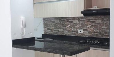 Venta hermoso apartamento en Ciudad Pacífica, ubicado en tercer piso sin ascensor, bastante fresco no recibe sol durante todo el día, cuenta con 3 habitaciones, la principal tiene baño privado y closet, cuenta con un agradable balcón, sala, comedor, cocina con barra americana.

La unidad residencial cuenta con parqueaderos comunitarios, 2 piscinas, turco y esta rodeado de naturaleza.

Zona de alta valorización cerca de Centros comerciales, Centros médicos, colegios y universidades.