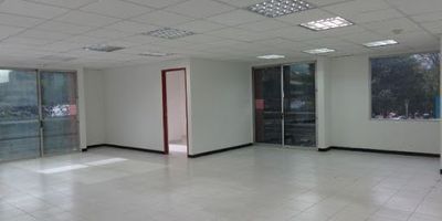 Edificio de altas especificaciones, seguridad, recepción, planta de suplencia y equipos especiales, oficina con vista exterior, planta libre para distribución interior, baño privado y comunales en zonas del Edificio, excelente localización y transporte público.