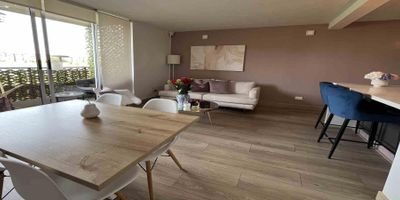 Codigo 19455. Espectacular apartamento remodelado en el exclusivo conjunto Huertas Oriental de Cajicá. Ubicado en el segundo piso con ascensor, este moderno espacio de 78 m², estrato 5, ofrece una combinación perfecta entre elegancia, tecnología y confort. Cuenta con dos amplias habitaciones con clóset, dos baños, sala comedor con división decorativa, cocina integral tipo americana completamente remodelada, y zona de lavandería independiente. Disfruta de una vista exterior panorámica, balcón con punto de gas y área BBQ, además de un práctico mezzanine y depósito. El apartamento está 100 % domotizado, permitiendo controlar la iluminación, sonido y otros ambientes desde tu dispositivo. Incluye parqueadero propio y depósito adicional. Una propiedad única para quienes buscan exclusividad, diseño y modernidad en un entorno tranquilo y seguro.