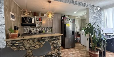 ?✨ ¡Tu espacio ideal en San Javier – El Socorro!

 

Este apartamento de 47 m² es perfecto si buscas un lugar tranquilo, bien ubicado y con ese ambiente familiar que hace que todo se sienta como hogar. Aquí vas a disfrutar de un espacio cómodo, iluminado y con un entorno muy agradable para vivir.

 

? Lo que ofrece

 

?️ 3 habitaciones cómodas

 

? 1 baño

 

?️ Sala comedor integrada, ideal para compartir

 

? Cocina integral con red de gas

 

? Zona de ropas con lavadero y calentador

 

? Cajonera para mantener todo en orden

 

 

? Ubicado donde todo te queda cerca

 

Está en el barrio El Socorro, un sector tranquilo de San Javier, con fácil acceso a transporte ?, supermercados y todo lo que hace más sencillo tu día a día.

Un lugar perfecto para quienes buscan conexión sin perder la calma del barrio.

 

? Información importante

 

Precio de venta: $180.000.000

 

Área: 47 m² — Estrato 2

 

Piso: 3

 

Predial: Libre hasta 2028 (cuando corresponde, el valor es aprox. $700.000 al año)

 

Administración: $28.000
