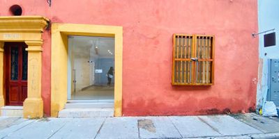 Local comercial para arriendo, ubicada en el centro histórico de la ciudad, transporte publico cercano, cómodas vías de acceso, constante trafico de personas, en avenida principal, a pocos metros de entidades financieras, comerciales, gubernamentales, en pleno sector comercial, cerca a droguerías, almacenes de cadena, restaurantes típicos y tradicionales; el local cuenta con 1 baño, y dos espacios para oficina o vestier, luces led.