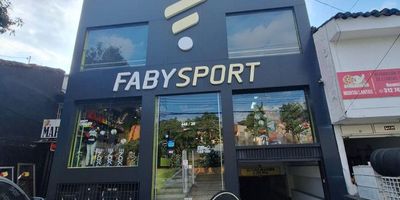 Descubre este amplio local en alquiler ubicado en el primer piso de un edificio empresarial, en el reconocido barrio El Gran Limonar, sobre la Calle 13, una de las vías más transitadas y comerciales del sur de Cali.
Ubicado en primer piso, su distribución está pensada para ofrecer funcionalidad, cuenta con un salón amplio, ideal para exhibición, atención al público, una recepción, baño y una bodega interna que brinda espacio adicional para almacenamiento o área operativa.
Además, dispone de parqueadero, proporcionando comodidad.
Gracias a su ubicación estratégica, tendrás alta visibilidad, rodeado de importantes comercios, restaurantes, entidades financieras, con excelentes vías de acceso y transporte público cercano, lo que convierte este espacio en una opción ideal para oficinas, consultorios, tiendas especializadas, academias o servicios profesionales. Contáctanos y agenda tu visita hoy mismo ¡Haz que tu negocio crezca en el lugar correcto! Valor total del inmueble 10.000.000$ + IVA