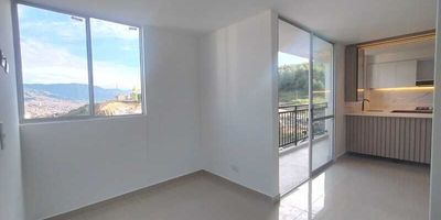 Codigo 29046. Apartamento en arriendo ubicada en Bello sector BucarosCaracterísticas: • 2 habitaciones (principal con baño privado y cabina en vidrio templado) • 2 baños • Sala–comedor amplia • Cocina integral abierta con cubierta a gas, campana y mesón en quarztone • Zona de ropas independiente • Balcón con vista interior • Parqueadero sencillo + cuarto útil • Red de gas y servicios públicosDescripción: Este moderno apartamento en  Bucaros (Bello) es ideal para quienes buscan estrenar y disfrutar un entorno residencial tranquilo. Su distribución funcional y los acabados contemporáneos ofrecen comodidad y estilo en cada espacio. Perfecto para parejas o familias jóvenes que valoran la cercanía a todo sin salir del norte del Valle de Aburrá.Entorno: – A pocos minutos de Tiendas D1, supermercados y parroquias locales – Cercano a vías principales y transporte público – En zona de proyección urbana y alta valorización Zonas comunes: Portería 24 horas, parque infantil, salón de juegos para niños, cancha, gimnasio, salón social, piscina para adultos y niños, zonas verdes, espacio para mascotas y parqueadero de visitantes.Nota: • Inmueble para estrenar • Zonas comunes en proceso final de adecuación • Se aceptan mascotas