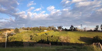 Venta de lote en parcelación abierta en La Mesa de los Santos, ubicado sobre la vía al teleférico, con una hermosa vista hacia la montaña. Disfruta de un entorno natural, tranquilo y con excelente acceso. Ideal para construir tu casa campestre o invertir en una de las zonas más exclusivas y de mayor valorización del sector.