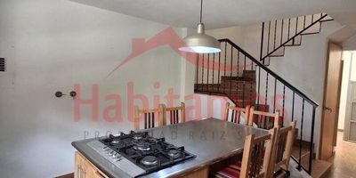 Vive la experiencia de un estilo de vida único en Guatapé Presentamos esta impresionante casa en el exclusivo sector de Balcones de San Juan, con una ubicación privilegiada que te brindará vistas panorámicas del Peñón y el embalse. Esta propiedad es el reflejo perfecto de la armonía entre diseño moderno y la belleza natural que rodea Guatapé. Disfruta de amplios espacios interiores con acabados de primera calidad, donde podrás relajarte y disfrutar de la tranquilidad que tanto buscas.