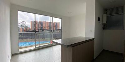 Apartamento ubicado en el sector Fontibón de Rionegro, con fácil acceso a universidades, colegios, supermercados y hospitales, transporte público constante, disfruta de vista panorámica hacia zonas verdes. La unidad cuenta con servicios completos para la familia, sauna, piscinas climatizadas para adultos y niños, cancha polideportiva, gimnasio completo. Actualmente se encuentra arrendado.