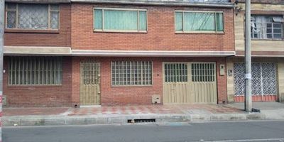 Casa en Arriendo de tres niveles con 240 metros construidos en el Barrio Estradal. Este inmueble ofrece excelentes espacios y una distribución funcional. En el primer piso encontrarás cuatro alcobas amplias y un baño. El segundo piso cuenta con una cocina sencilla con mesón y estufa a gas, un baño adicional, sala-comedor independiente. En la tercera planta se encuentra una terraza amplia y área de lavandería, perfecta para disfrutar de momentos al aire libre.Los pisos en cerámica y laminado, la casa dispone de estudio, zona de ropas y cortinas instaladas.Ubicada cerca de zonas comerciales, colegios y con excelentes vías de acceso por la Carrera 68H, Calle 68 y Calle 72. Para mayor información comuníquese con Juan Sebastian Moreno al celular yo whatsapp 3176463495 o al correo juan.morenoinmobiliariasaliadas.com 