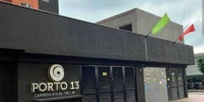 Aparta estudio en venta ubicado en el Conjunto Porto 13, primer piso, sala comedor, vista interna, cocina integral, zona de lavandería, una habitación con closet, un baño vista interior. El conjunto cuenta con parqueaderos comunales , salón social, bbq, zona infantil, zonas verdes, cerca a centros comerciales, paradero del sip cita previa.