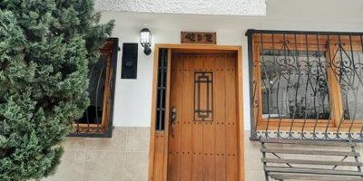 ¡Descubre tu nuevo hogar!
Te presentamos esta hermosa casa ubicada en el exclusivo barrio Metropolitano de Envigado. Con una amplia área de 140 m2, este inmueble cuenta con todos los detalles para brindarte comodidad y bienestar. 
Sus amplios y luminosos espacios interiores están diseñados para que puedas disfrutar de cada momento en familia. La distribución de las áreas te permitirá aprovechar al máximo cada rincón. La cocina integral es el corazón del hogar, conectada a la zona social perfecta para reuniones. 
Cuatro  habitaciones con closet dan privacidad a todos los miembros de la casa. Los acabados y materiales de primera calidad aseguran resistencia y durabilidad. Además, cuenta con amplios baños y zona de lavandería.
El exterior también sorprende. Un amplio jardín y terraza te permitirán desconectarte de la rutina. Ubicada en una zona tranquila y segura, podrás disfrutar de la cercanía a colegios, centros comerciales y restaurantes.No incluye los muebles ni ningun enser