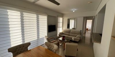 En el corazón de la ciudad, se encuentra este elegante apartamento de 86 metros cuadrados con una distribución impecable. Con 3 habitaciones amplias y luminosas, 2 baños modernos y funcionales, y 1 parqueadero para tu comodidad. Su diseño interior combina a la perfección la comodidad con la sofisticación, creando un ambiente acogedor y agradable. Además, su ubicación estratégica te brinda fácil acceso a todos los servicios y comodidades que necesitas en tu día a día. No pierdas la oportunidad de vivir en este exclusivo espacio.