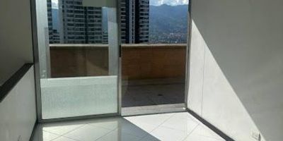 Apartamento en arriendo en el Sector de Medellín, poblado , Este apartamento de aproximadamente 60 metros cuadrados ofrece un diseño cómodo y funcional. Cuenta con 2 alcobas, 2 baños cabinado, sala comedor iluminada, cocina integral moderna, zona de ropas independiente, 2 clósets, balcón con excelente vista. Se encuentra ubicado en una unidad cerrada que ofrece portería 24 horas, parqueadero comunal , zonas verdes, salón social, cancha, ascensor y shut de basuras. Su ubicación estratégica permite fácil acceso a rutas de buses integradas al metro, vías principales, cerca a supermercados, centros comerciales y otros servicios esenciales.