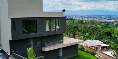 ¡Se vende hermosa casa campestre de 3 niveles, vía Armenia!  esta propiedad ofrece amplitud, confort y una excelente ubicación. Características: Lote de 2.334 m² 732 m² construidos – recién remodelada, 6 habitaciones, 2 terrazas con hermosas vistas. Parqueadero para 8 vehículos o más. Primer piso en obra, ideal para futuro desarrollo o parqueadero cubierto para 4 vehículos. Se vende o se permuta — se recibe hasta 80% en permuta ¡Agenda tu visita y descubre el lugar perfecto para disfrutar la vida campestre con todas las comodidades de la ciudad!