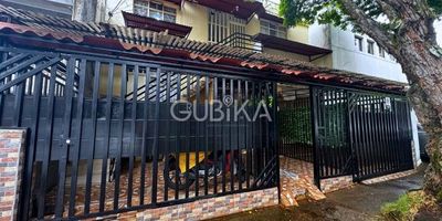 Propiedad con renta y potencial comercial en San Fernando Viejo.

Ubicada sobre la Carrera 26 con Calle 2, en el tradicional barrio San Fernando Viejo, esta propiedad representa una oportunidad ideal para inversionistas que buscan flujo de renta inmediato y proyección a futuro en una de las zonas más estratégicas del sur de Cali.
Construida sobre un lote de 370 m² con 600 m² edificados, la propiedad cuenta actualmente con ocho apartamentos arrendados (renta promedio de $900.000 cada uno), lo que asegura ingresos constantes desde el primer día. Además, dispone de un local comercial de 237 m² con alto potencial de uso y un apartamento independiente al fondo de 140 m² con patio.
La ubicación, cerca de vías principales, clínicas, universidades y zonas comerciales, garantiza valorización y múltiples posibilidades de uso: vivienda, comercio o desarrollo mixto.

Ubika donde invertir es multiplicar.