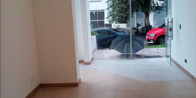 En excelente sector de la ciudad tenemos disponible en arrendamiento local de 40M² con pisos en porcelanato y baño.

Código inmo: 3422 Manizales, Caldas
