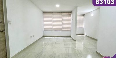 Apartamento en arriendo en la ciudad de Barranquilla ubicado en el sector de alameda del rio, en un edificio con vigilancia privada las 24 Horas y zonas sociales de entretenimiento, piscina, canchas deportivas, salón comunal, el edificio cuenta con 15 pisos, el apartamento se encuentra ubicado en el piso 5, con un área aproximada de 45.57 mt2, distribuidos en 2 habitaciones, 2 baños, la habitación principal cuenta con baño interno, sala-comedor, cocina integral, zona de labores y 1 parqueadero asignado, buena distribución en sus áreas con buenos y modernos acabados, es fresco y acogedor, su entorno es tranquilo, residencial con cómodas vías de acceso y facilidad al transporte publico cercano, sobre el sector puede encontrar, parques, restaurantes, supermercados y centro comercial.
