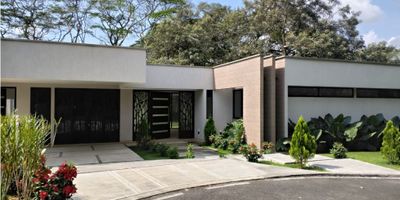 Esta impresionante casa campestre en Pereira, ubicada en el departamento de Risaralda, es el lugar perfecto para disfrutar de la tranquilidad y belleza de la naturaleza, sin alejarse demasiado de la ciudad. Con un área de terreno de 1532 M2 y una construcción de 340 M2, esta propiedad ofrece amplios espacios interiores y exteriores para el disfrute de toda la familia.

El interior de la casa cuenta con 4 acogedoras alcobas y 5 baños, que incluyen un baño auxiliar y uno en la habitación principal para mayor comodidad. La cocina de estilo americano está completamente equipada y cuenta con una práctica barra, ideal para compartir momentos en familia o con amigos mientras se cocinan deliciosas comidas. Además, se garantiza un suministro constante de servicios básicos como agua, electricidad y gas domiciliario.

El inmueble también cuenta con una habitación de servicio, perfecta para acomodar a los colaboradores del hogar. La espectacular vista panorámica desde diferentes puntos de la casa, es un detalle que no pasa desapercibido y te permitirá desconectarte de la rutina y relajarte rodeado de la naturaleza.

Las características externas de la propiedad son igualmente impresionantes. Su acceso pavimentado facilita la movilidad y se encuentra cerca de la zona urbana, ofreciendo una combinación perfecta de comodidad y privacidad. Además, estarás rodeado de colegios y universidades de prestigio, lo que la convierte en una excelente opción para familias con niños.

El jardín de la casa es un espacio perfectamente cuidado y con zonas verdes para disfrutar del aire libre. También cuenta con parqueadero para visitantes y portería/recepción con vigilancia las 24 horas, lo que garantiza la seguridad y tranquilidad de los residentes. Además, esta ubicada en una urbanización cerrada que te permitirá gozar de la privacidad que mereces.

Descubre el lujo y la comodidad de vivir en una zona campestre, lejos del ruido y la contaminación de la ciudad, pero con