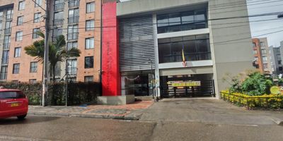 Descubra este encantador apartamento ubicado en un sexto piso, ideal para quienes buscan un hogar acogedor y funcional. Disfrute de una distribución inteligente que integra sala y comedor en un espacio armonioso, perfecto para el entretenimiento o la vida diaria. La cocina integral,  práctica, se complementa con una conveniente zona de lavandería. El apartamento cuenta con una cómoda alcoba auxiliar y una espaciosa alcoba principal, garantizando privacidad y confort. Un baño completo atiende las necesidades del hogar. Este inmueble de estrato 2 ofrece una excelente oportunidad para vivir en un espacio bien distribuido y con un gran potencial.
NID 43310382671

