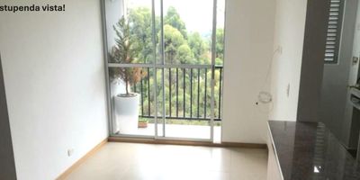 Espectacular apartamento en el piso 11, con  alcobas, dos con closet y la principal con vestier, baño y balcón, sala comedor, cocina integral con isla, baño social, balcón en la sala con una vista increíble al bosque, zona de ropa, calentador a gas; parqueadero cubierto y cuarto útil.

Se encuentra en un proyecto de seis torres de apartamentos y zonas para el desarrollo de actividades sociales, culturales y deportivas tales como piscina climatizada para adultos, dos piscinas climatizadas para niños, juegos infantiles, turco, sauna, salón social, cancha múltiple, zonas para bbq, zona de Camping, todo esto inmerso en una reserva boscosa con un generoso espacio para realizar actividades al aire libre, rodeado de bosques y un paisaje privilegiado.

Ubicado en el sector de Fontibón, muy cerca del centro de Rionegro, a solo 7 minutos; a 6 minutos del coliseo Rubén Darío Quintero, a 8 minutos de la compañía nacional de chocolates, a 12 minutos del estadio Alberto Grisales y la universidad Cat