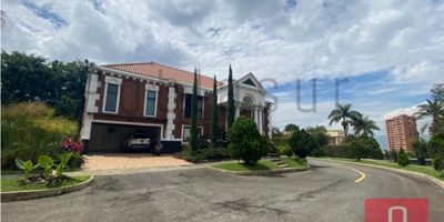 Unifamiliar, 4 habitaciones con baño, 2 closet, 4 Vestier, 4 baños completos, jacuzzi, cocina integral abierta, sala, comedor, 4 balcones, estar, 2 alcobas de servicio, 2 baños de servicio, calentador, aire acondicionado, zona de ropas, 2 baños sociales, red de gas, patio, cuarto útil, piso en mármol, 2 parqueaderos cubierto y 2 descubiertos, cancha privada, turco, cine, área lote 900 m2, área construida 456 m2, estrato 6, aproximadamente 12 año de construido. 

La parcelación cuenta con portería 24 horas, circuito cerrado, gimnasio, salón social, parque infantil, zonas verdes, parqueaderos visitantes. Solo son 5 casas. 

Sector cercano a la clínica el rosario del poblado.

Se arrienda amoblada en $33.000.000 millones

También se vende con todo el mobiliario en $ 4.380.000.000 millones.

 
