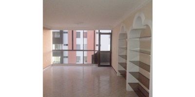 En la hermosa ciudad de Bucaramanga, conocida como la ciudad bonita de Colombia, se encuentra disponible un apartamento para alquiler ideal para aquellos que buscan comodidad y tranquilidad en su hogar. Ubicado en el departamento de Santander, en una zona de gran crecimiento y desarrollo, este inmueble posee una ubicación privilegiada que te permitirá tener acceso a todas las facilidades y servicios que necesitas. Con un área total de 125 M2, este apartamento te ofrece un amplio espacio para disfrutar en familia o con amigos.

En cuanto a su distribución, este apartamento te garantiza un ambiente suficientemente espacioso para movilizarte sin restricciones. Además, cuenta con 3 cómodas alcobas y 2 baños, lo que lo hace perfecto para alojar a una familia de tamaño medio. También dispone de un garaje para que puedas estacionar tu vehículo sin preocupaciones.

Una de las ventajas más destacables de esta propiedad es que es amigable con las mascotas, por lo que no tendrás que dejar a tu fiel compañero fuera de casa. Además, cuenta con servicios básicos como agua, electricidad y gas domiciliario. 

En su interior, encontrarás un calentador; así como clósets empotrados en cada una de las habitaciones, ofreciéndote un amplio espacio de almacenamiento. Además, posee una gran cocina integral equipada con todo lo necesario para preparar tus platillos favoritos y un área de servicio para el apoyo en tareas del hogar.

En su entorno externo, este apartamento te ofrece acceso pavimentado para una fácil movilización y seguridad. Además, dentro de la urbanización cerrada, podrás disfrutar de un área social perfecta para realizar reuniones con tus seres queridos, ascensor para mayor comodidad, un garaje para visitantes y dos hermosas piscinas para niños y adultos; en la que podrás relajarte y refrescarte en los días de calor.

Por último, se destaca que este inmueble cuenta con servicios de vigilancia y portería las 24 horas del día, para brind