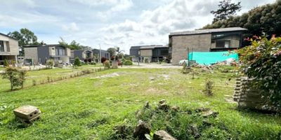 Espectacular  lote de 192 mt2, con topografía plana y forma rectangular, se puede ocupar en primer nivel 97mt2 + 95mt2 de zona verde, se puede construir casa de 2 niveles, se debe conservar la fachada.
En urbanización cerrada con 17 lotes con portería y vías internas pavimentadas, disponibilidad de servicios públicos, urbanización con alcantarillado, NO necesita hacer pozo séptico,  con áreas comunes como juegos infantiles, salón social, cancha múltiple, parqueaderos de visitantes, zonas verdes.
Excelente ubicación, en sector exclusivo vereda Pontezuela, a 10 minutos de Llanogrande, tiene acceso por la vía Llanogrande - Cabeceras, Universidad de Antioquia - El Capiro y la vía La Ceja - San Nicolás.
Se encuentra cerca de restaurantes, parroquia, estación de gasolina, tiendas, supermercado, a 12 min del colegio Montessori oriente, a 15 min del Club Campestre Llanogrande, del centro comercial Jardines de Llanogrande.
Tiene escritura al 100%, se entrega con diseño de la casa a su gusto.