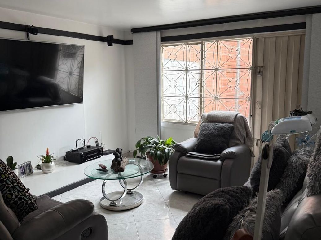 Casa de 3 alcobas en venta en Ub. Castilla, Bogotá, 165 m² · foto 10 de 18