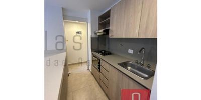 3 habitaciones, 3 closet, 2 baños, cocina integral, sala comedor, balcón, calentador, zona de ropas, red de gas, cuarto útil, piso en ceramica,1 parqueadero cubierto, piso 2, área 68m2, estrato 4, aproximadamente 2 años de construido.

La unidad cuenta con portería 24 horas, ascensor, piscina, gimnasio, sauna, salón social, parque infantil, zonas verdes, parqueaderos visitantes.

Sector cercano al centro comercial mayorca, arriba del barrio señorial.
