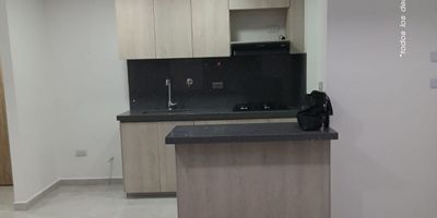 Apartamento de 2 habitaciones en arriendo en Barro Blanco, Rionegro – www.cityraiz.com
 – Código: 19993

 ¡Vive con estilo y comodidad en un entorno natural y exclusivo!
Este moderno apartamento de 60 m² se encuentra en una de las mejores unidades de Barro Blanco, Rionegro, ideal para quienes buscan confort, tranquilidad y cercanía a todo.

 Área construida: 60 m²
 Niveles: 1
 Canon de arriendo: $2.400.000
 Alcobas: 2
 Baños: 2
 Balcón: 1
 Parqueadero: 1

 Zonas sociales: salón social, gimnasio y una amplia zona natural perfecta para relajarse y disfrutar del entorno verde. 

 Puntos de referencia cercanos:

A solo 10 minutos del Parque San Antonio de Pereira 

Cerca del Centro Comercial San Nicolás 

A pocos minutos del Hospital San Juan de Dios 

Próximo a la Universidad Católica de Oriente 

Fácil acceso al Aeropuerto Internacional José María Córdova 

 Contáctanos:
 City Raíz Inmobiliaria
 WhatsApp: 3108401461
 www.cityraiz.com