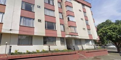 Confortable y agradable apartamento de una habitación independiente con closet, son 39m2 construidos y 36m2 de área privada en un cuarto piso interior, escaleras cómodas, sala comedor amplia,  cocina integral cerrada con zona de ropas,  buena ventilación, un baño completo con división, no tiene parqueadero propio,  pero lo puede tomar en arriendo en el mismo edificio, muy buena construcción y ubicación central, barrio Normandía oriental, muy cerca de la 53 con avenida Boyacá, avenida el Dorado, avenida Mutis, avenida Rojas, excelente comercio y transporte cercano. Servicios económicos estrato 4, observe el video y agende su visita si es de su interés, para que se anime a comprarlo.