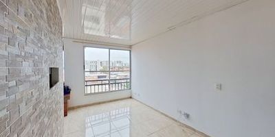 Apartamento en venta de 50 m² con agradable vista exterior, ubicado en un 5to piso (Torre F Apto 501), ideal para quienes buscan un espacio acogedor y bien distribuido. 
Cuenta con 2 habitaciones, 1 baño, sala comedor, zona de estudio, cocina integral y zona de lavandería, todo con piso cerámico que facilita el mantenimiento y aporta frescura.
 El conjunto ofrece zonas verdes para el disfrute y tranquilidad, además de vigilancia privada las 24 horas para mayor seguridad. Su ubicación es estratégica, con cercanía a almacenes de cadena como D1 y Ara, al colegio Los Almendros, paradas del MIO y fáciles vías de acceso por la Carrera 85 y la Calle 53, convirtiéndolo en un lugar perfecto para vivir en armonía.