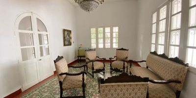 Casa de Patrimonio con amplios espacios, consta de sala, comedor, cocina integral, patio, terraza, zona de labores, cuatro habitaciones, cuatro baños. La casa además cuenta con tres apartaestudios en la parte trasera de la misma. Lista para uso comercial o residencial.