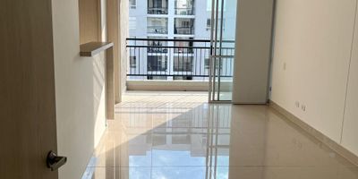 Hermoso apartamento para estrenar, ubicado en el C.R ciruelos, al frente del centro comercial County Mall.
cuenta con habitación principal, baño y Vestier, habitación auxiliar o estudio, baño social, cocina integra, sala comedor, cuarto de lavandería, balcón con hermosa vista, el apartamento está ubicado en un quinto piso con ascensor y cuenta con parqueadero propio.
la Unidad cuenta con vigilancia 24/7, piscina, gimnacio, turco, salon social, parque niños y mascotas, senderos para deporte. 