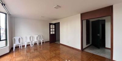 [ARR] ID HOUM: 161616

Entérate de todos los beneficios al arrendar con nosotros:
    • Asistencia e intermediación con el propietario
    • Firma tu contrato online
    • Arrienda sin burocracia, sin papeleos ni notarías

Departamento en arriendo, ubicado en el barrio Normandia Occidental, con una superficie construida de 120.00 m² y superficie total de 120.00  m². 

Sus principales características son:

    • No amoblado
    • 3 dormitorios
    • 3 baños
    • Admite mascotas
    • Piso 4
    • Año de construcción: 2000
            
Si arriendas con nosotros, te brindamos asesoría personalizada durante todo el proceso.
        

Requisitos para arrendar con nosotros:

    • Arrienda sin codeudor*, fácil, rápido y seguro
    • Demuestra un ingreso mensual neto de al menos 2.5 veces el valor del arriendo (los ingresos mensuales se pueden complementar por las personas que vivirán en este inmueble)
    • Completa tu información básica y mándanos tus extractos bancarios o documentos que demuestren tus ingresos
    • No debes tener reportes negativos en centrales de crédito
        

IMPORTANTE:

    • Te invitamos a agendar una visita a esta propiedad
    • Si tienes alguna duda por favor puedes solicitar más información desde los portales como también contactarte directamente con nosotros
    
Más que una inmobiliaria, somos Houm.
*Aplican T&C