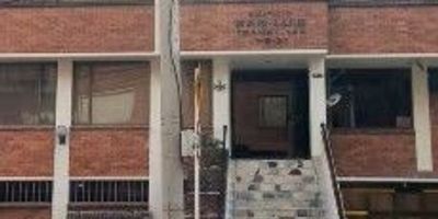 Espectacular apartamento de gran confort para que lo disfrutes con tu familia, a media cuadra del Centro comercial Unicentro amplio de 230mtr2 de construcción y 180mtrs2 de área libre, el apartamento consta de cuatro alcobas la principal con wolking closet, estudio, baño con tina, cuatro baños, terraza, sala comedor de 60mtrs2 , pisos en madera laminada, cocina integral amplia con muy buen número de muebles y equipos, zona húmeda o de ropas, cuarto y baño del servicio, cuatro parqueaderos, deposito.
Disfruta y comparte este hermoso apartamento con tus hijos y mascota.
Ubicación cerca a Unicentro , vías de acceso carrea 15, calle 116, calle 127, carrera 7, 11 y 9 entre otras.