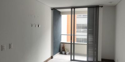 Apartaestudio en arriendo y venta en unidad cerrada con fácil acceso a vía principal, supermercados, centro comercial, servicio de transporte público restaurantes y servicios complementarios del sector. Piso en porcelanato y madera, sala comedor, estar de TV, 1 alcoba con vestier, baño social, cocina integral abierta tipo americano, zona de ropas, balcón, útil y parqueadero cubierto Conjunto cerrado con ascensores, piscina, gimnasio, salón social, sauna, turco, parques infantiles, placa polideportiva, zonas verdes, vigilancia y portería 24 horas y circuito cerrado de TV.inmuebles sujetos a verificacion de disponibilidad