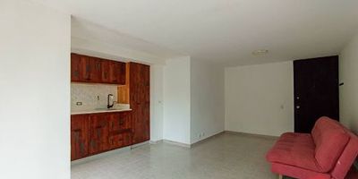 Encantador apartamento en arriendo ubicado en Envigado, con excelente iluminación natural y acabados de calidad. Cuenta con 3 habitaciones con clóset, 2 baños cabinados, sala-comedor, cocina integral, zona de ropas, balcón y parqueadero. La unidad residencial ofrece portería 24 horas, ascensores, parqueaderos de visitantes, zonas verdes, parque infantil, piscina y salón social. Está situado en una zona residencial tranquila, cercana a la Avenida Poblado, supermercado D1, el CES de Sabaneta, y a solo 5 minutos del Centro Comercial Mayorca y la estación del Metro de Itagí. Además, dispone de fácil acceso a rutas de transporte público, lo que lo convierte en una excelente opción para vivir en Envigado.