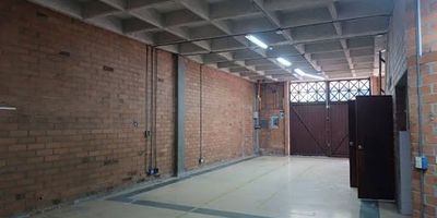 Excelente bodega, en 3 niveles, con amplios espacios, frente a dos vías. La bodega se entregaría desocupada pactando un tiempo prudente para su desocupación o se puede pactar un arriendo según precio comercial de la zona.