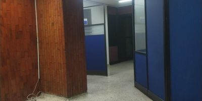 Un gran espacio 250 metros cuadrados para oficina o local comercial, con una excelente ubicación sobre la carrera 27 con 48  una gran circulación de personas, para ese negocio que esta visualizando. Baño, Cafetería y patio.


