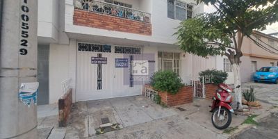 cod 3190 se arrienda apartamento en bucaramanga, 3 alcobas, sala comedor, cocina tradicional, 1 baño auxiliar, balcon, zona ropas, piso en ceramica.