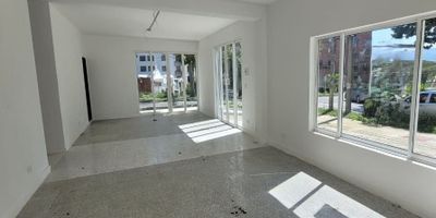 Buscas local en arriendo en alamos ? tenemos este excelente local comercial en arriendo con un area de 400 metros cuadrados, ubicado en una de las zonas mas exclusivas y de mayor valorizacion de Pereira como lo es alamos. Su estrategica ubicacion ofrece facil acceso y excelente visibilidad ya que esta en una esquina sobre la avenida en un primer piso, ideal para negocios del sector comercial, salud o educativo. Se encuentra cerca de reconocidos centros medicos, clinicas y a pocas cuadras de la Universidad Tecnologica de Pereira, lo que garantiza un alto flujo peatonal y vehicular. El espacio cuenta con amplias areas interiores, buena iluminacion natural y posibilidades de adecuacion segun las necesidades de su negocio. Oportunidad unica para invertir en una zona de gran proyeccion. No esperes mas comunicate con nosotros.