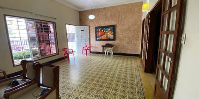 Casa Comercial ubicada en zona con POT para sector salud, cuenta con 261 metros de construcción, cinco habitaciones, tres baños, cocina integral, terraza, sala, comedor, comedor auxiliar, patio, zona de labores, un espacio para parqueadero. Ubicada en el barrio Porvenir en estrato 4.