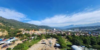 Arriendo cómodo e iluminado apartamento ubicado en el Barrio la Campiña, su área 63mt2, consta de 3 habitaciones con closet, 2 baño, cocina semi-integral, sala comedor, zona de ropas y parqueadero cubierto. El conjunto consta de salón social con BBQ, ascensor, parque infantil, piscina, cancha y vigilancia 24 hrs.