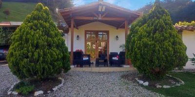 Casa finca para la renta a tan sólo 3km del casco urbano de la Ceja, dentro de parcelación con servicio de vigilancia virtual 24-7, portón eléctrico al ingreso de la vivienda. Cuenta con 2500mt2 de lote donde se construyeron 90mt2 y se pueden gozar de 3 habitaciones, 2 baños y medio, sala, comedor, cocina y zona de ropas. Puerta principal de la casa con cerradura de seguridad. La pacerlación cuenta con 55 lotes de los cuales el 50% está construído, tiene senderos ecológicos para caminatas y un lago con patos y gansos. Si te gusta la tranquilidad y estar cerca del casco urbano esta es una excelene oportunidad. El canon de 5.000.000 incluye la admon y la podada del lote cada 45 días aprox.