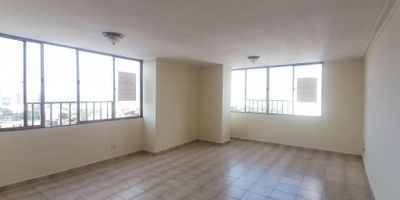 Apartamento amplio ubicado en el barrio El Prado de la ciudad de Barranquilla, cuenta con un área de 115m2. Posee 3 alcobas, 2 baños, sala, comedor, cocina integral, hall de alcobas, alcoba de servicio con baño y área de labores. El edificio cuenta con acceso a 1 parqueadero asignado, ascensor y portería permanente. ¡Pregúntanos por este inmueble y te acompañamos a visitarlo!