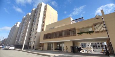 Apartamento en ubicado en el norte de la ciudad de ambiente fresco y luz natural durante el día. Cuenta con cocina integral con gabinetes inferiores y superiores, zona de labores, closet en la habitación principal, baños con lavamanos en cerámica y balcón con vista hacia el norte de la ciudad.