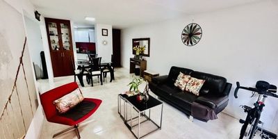 Vendo apartamento en primer nivel. Cuenta con parqueadero, cubierto en sótano, sala, comedor, amplia e iluminada, terraza, cocina integral, sala de estar iluminada confortable, tres habitaciones principal con baño, baño de habitaciones, zona social completa Piscina adultos zona infantil turco Gym