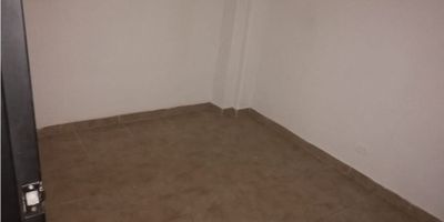 SE ARRIENDA APARTAMENTO EN CAMPO VALDES PRIMER PISO
CON MUY BUENA UBICACIÓN, ESTRATO 3.

CUENTA CON:
- SALA COMEDOR
- 2 ALCOBAS CON PUERTA
- ZONA DE ROPA
- 1 BAÑO CABINADO
- COCINA SENCILLA
- RED DE GAS
- PISO EN CERAMICA.

NOTA: NO GUARDAR MOTO, NO PERSONAS RUIDOSAS.

CONTACTO: ARRENDAMIENTOS PANORAMA MANRIQUE
TELEFONO: (604) 5166060. WHATSAPP: 3104700944
