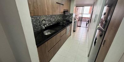 Apartamento en arriendo en Sabaneta, sector San Joaquín, con un área de 125 m² ubicado en el segundo piso con ascensor. Su ubicación privilegiada cerca del parque principal permite disfrutar de un entorno tranquilo, con acceso a zonas comerciales, transporte público y todo lo necesario para una vida cómoda.
Cuenta con 3 alcobas con clóset, 2 baños, sala-comedor amplia, cocina integral, patio, zona de ropas, parqueadero y cuarto útil.
Ideal para quienes buscan un hogar espacioso, bien ubicado y con una distribución funcional para vivir con comodidad en familia.