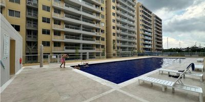 Arriendo apartamento en Conjunto Cristalina – Puerta Dorada, Barranquilla


Vive en un entorno moderno y en crecimiento dentro del megaproyecto Puerta Dorada, uno de los desarrollos urbanísticos más destacados de Barranquilla. El Conjunto Residencial Cristalina ofrece apartamentos tipo VIS con amplios espacios, excelente iluminación y un ambiente familiar ideal.

Este apartamento en arriendo de 70,30 m² cuenta con una distribución funcional y acabados de calidad, diseñados para brindar comodidad y estilo.

Características del apartamento:


 
 Área: 70,30 m²
 
 
 2 habitaciones, una con baño privado
 
 
 2 baños en total
 
 
 Sala-comedor amplia y ventilada
 
 
 Cocina integral equipada
 
 
 Balcón con vista agradable
 



Disfruta de todas las comodidades que ofrece el conjunto:


 
 Gimnasio totalmente dotado
 
 
 Cancha recreativa
 
 
 Sala infantil
 
 
 Piscina
 
 
 Salón social
 
 
 Zonas verdes y amplias vías internas
 


Su ubicación en Puerta Dorada te garantiza fácil acceso a parques, transporte público, colegios, universidades y zonas comerciales, dentro de un entorno planificado y seguro.

Canon de arriendo: $1.000.000 (administración incluida)
Estrato: 2

Este apartamento es ideal para quienes buscan vivir en un espacio amplio, moderno y con todas las comodidades a un precio accesible.
? Contáctanos para agendar tu visita y descubrir tu nuevo hogar en Puerta Dorada.
